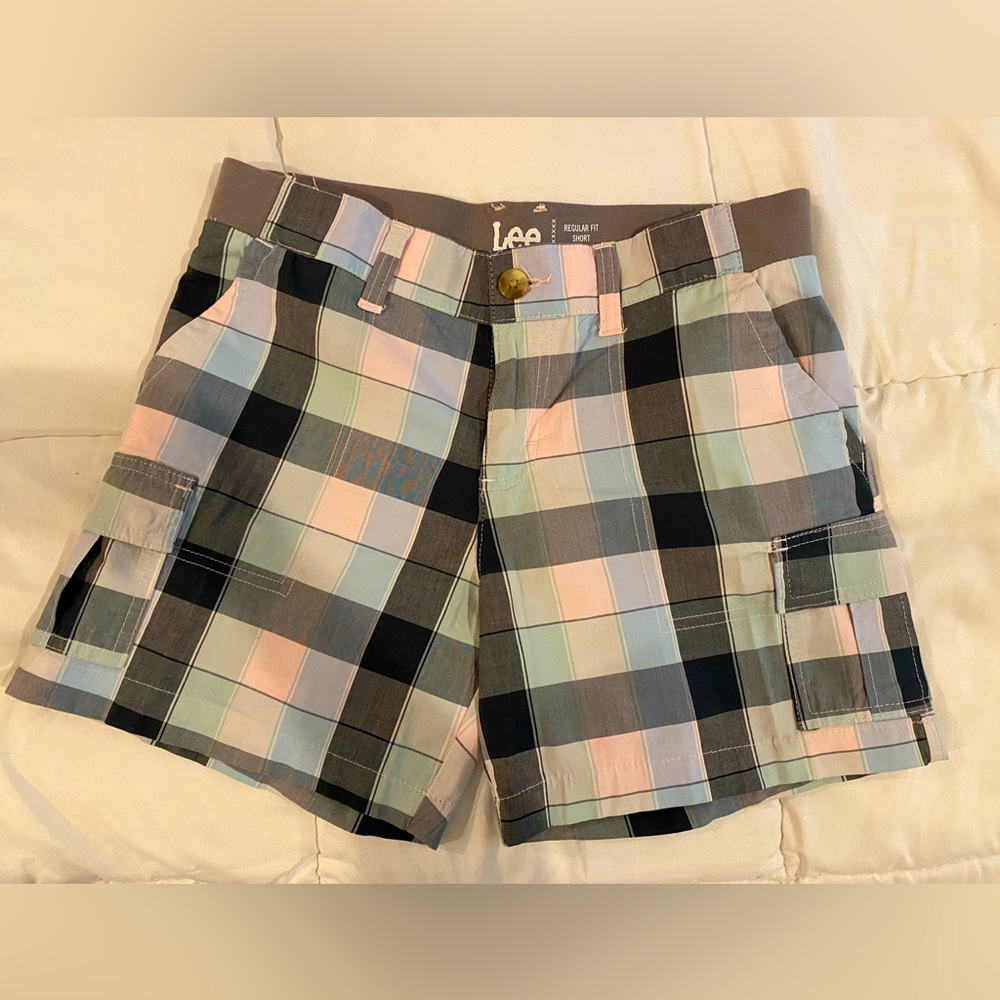 Lee women’s plaid mid rise Cargo shorts size 6